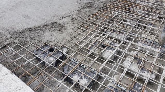 Формирование защитного слоя бетона для армирующей сетки
